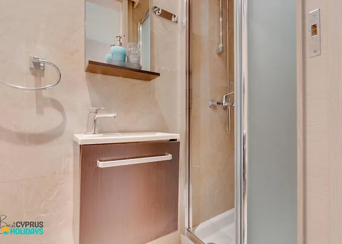 Dios Ponte 102 Beachfront לרנקה